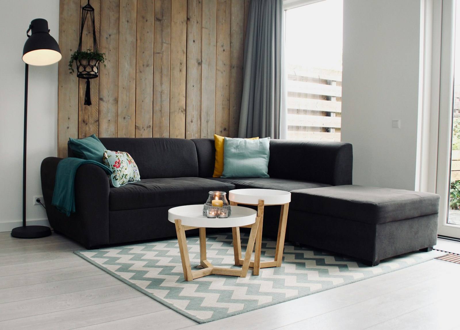 Aufgeräumtes Wohnzimmer mit Sofa und Couchtisch