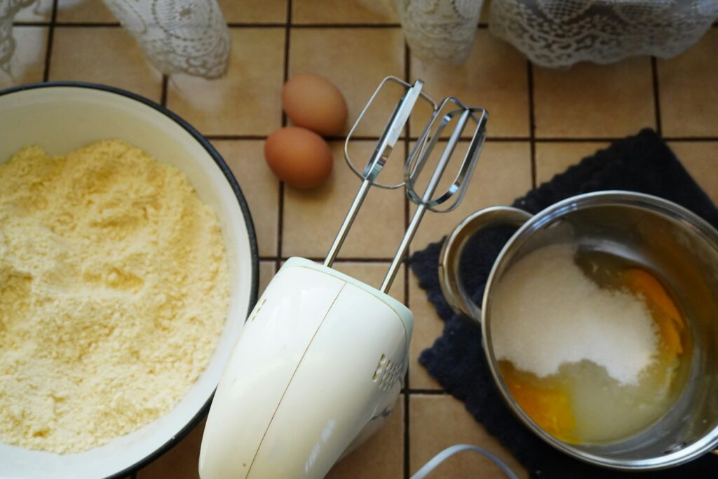 Natronpaste in einer Schüssel, bereit zum Backofen reinigen