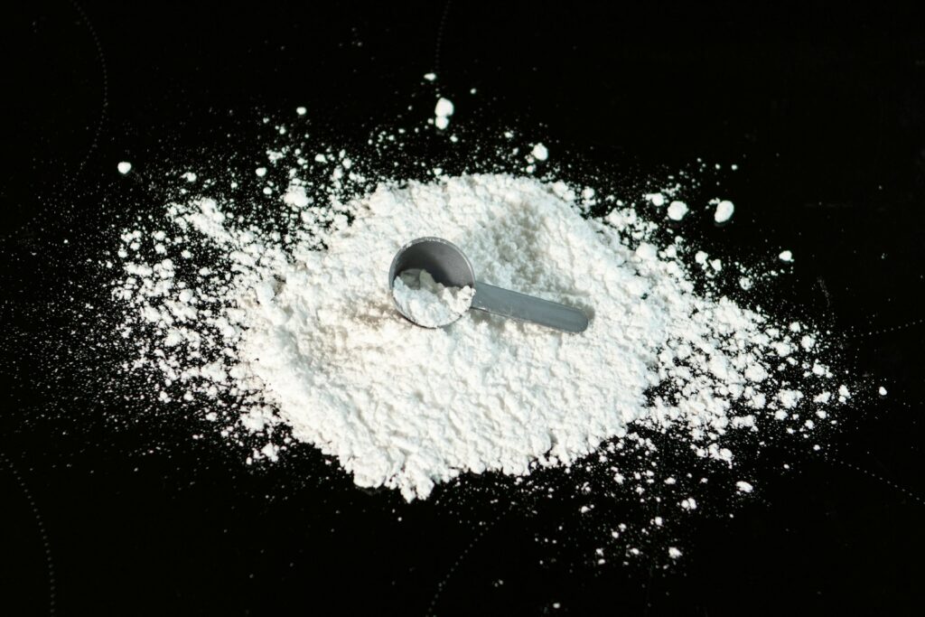 Zwei Messlöffel mit weißem Pulver