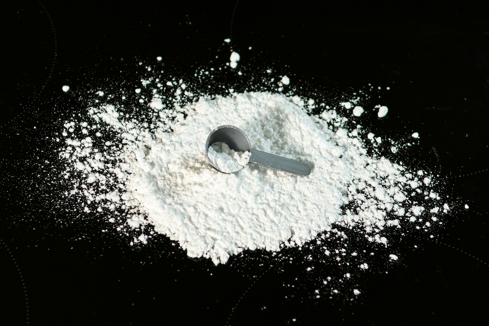 Zwei Messlöffel mit weißem Pulver