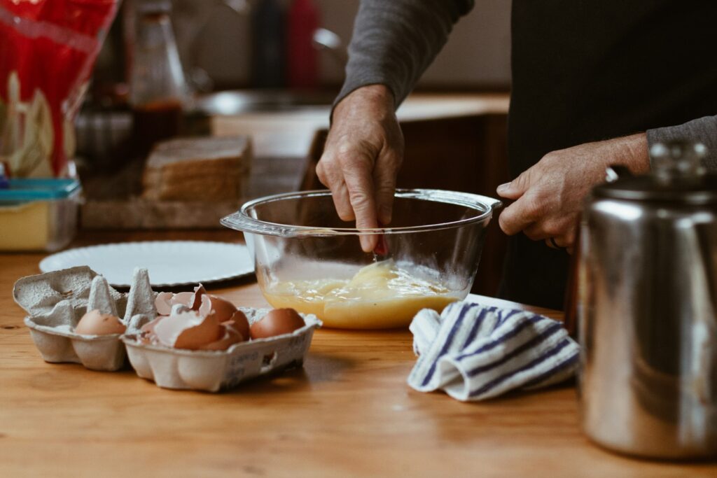 Backpulver oder Natron: Muffinteig wird in einer Schüssel verrührt