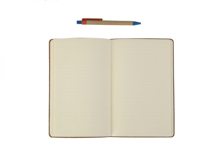 Aufgeschlagenes Notizbuch mit Kugelschreiber