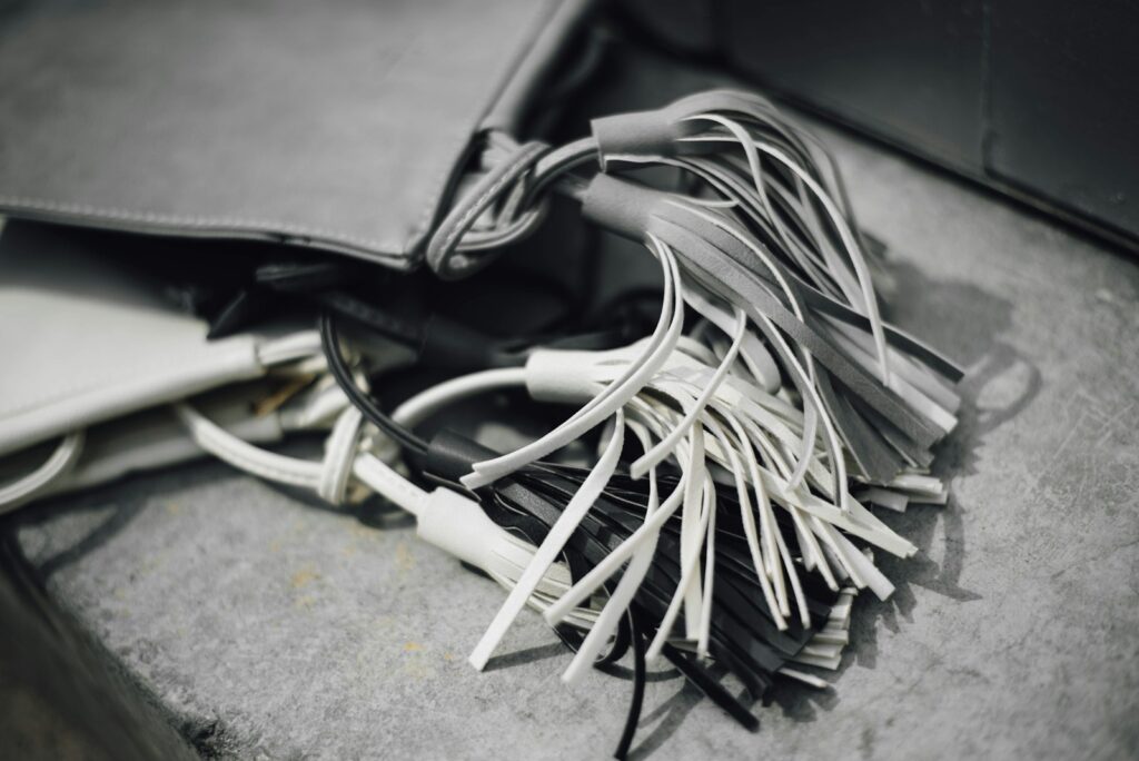 Kabel ordnen unter dem Schreibtisch mit Kabelwanne und Klettbändern