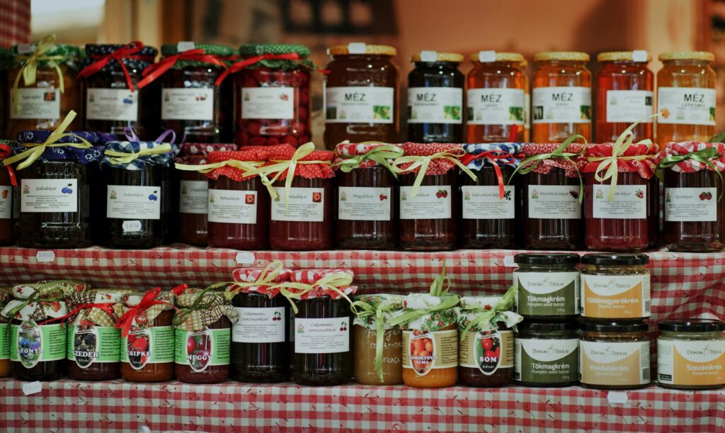 Lebensmittel haltbar machen: Einmachgläser mit Marmelade und eingelegtem Gemüse