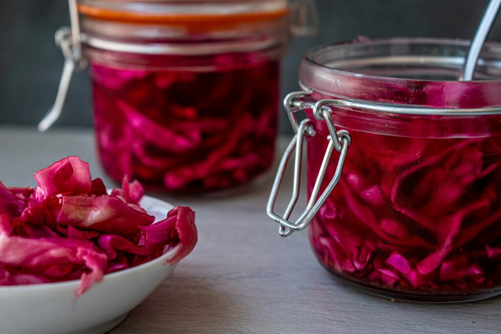 Selbst gemachtes Sauerkraut gärt in einem Glas unter Lake