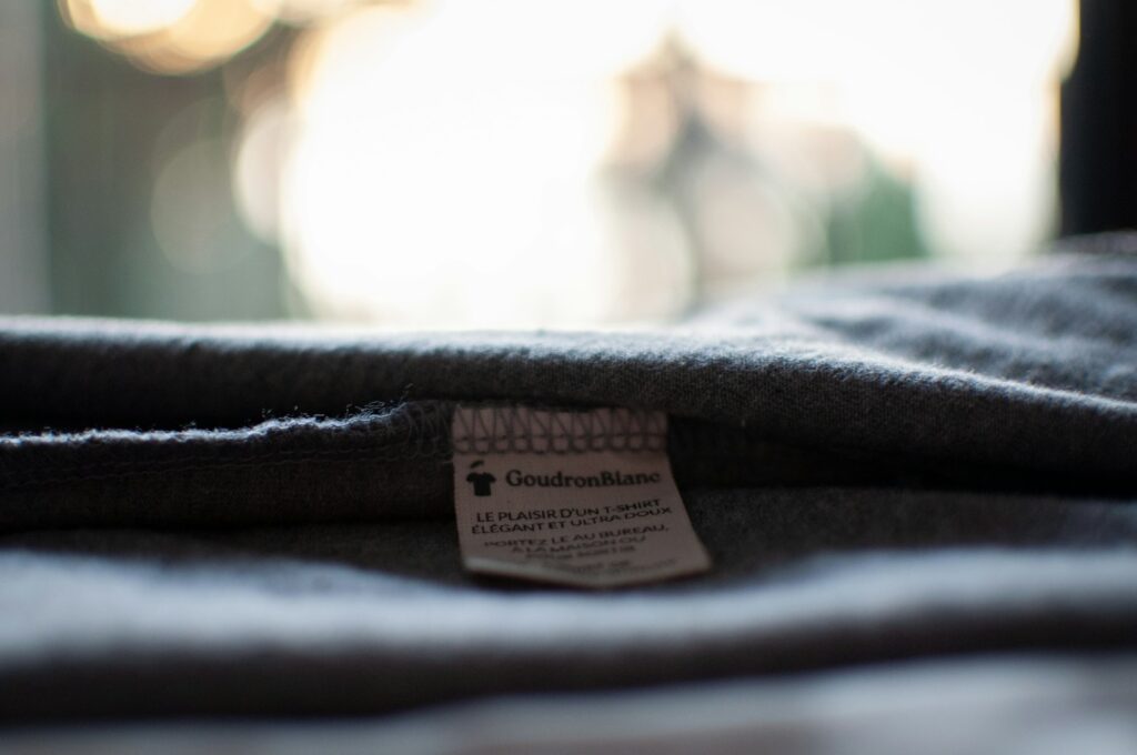 Pflegesymbole auf einem Wäscheetikett in Nahaufnahme an einem Pullover