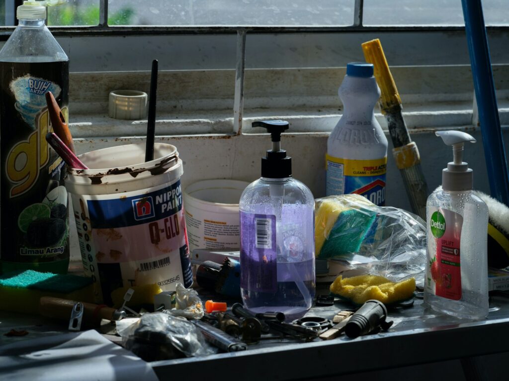 Putzmittel und Reinigungsutensilien auf einer Arbeitsfläche