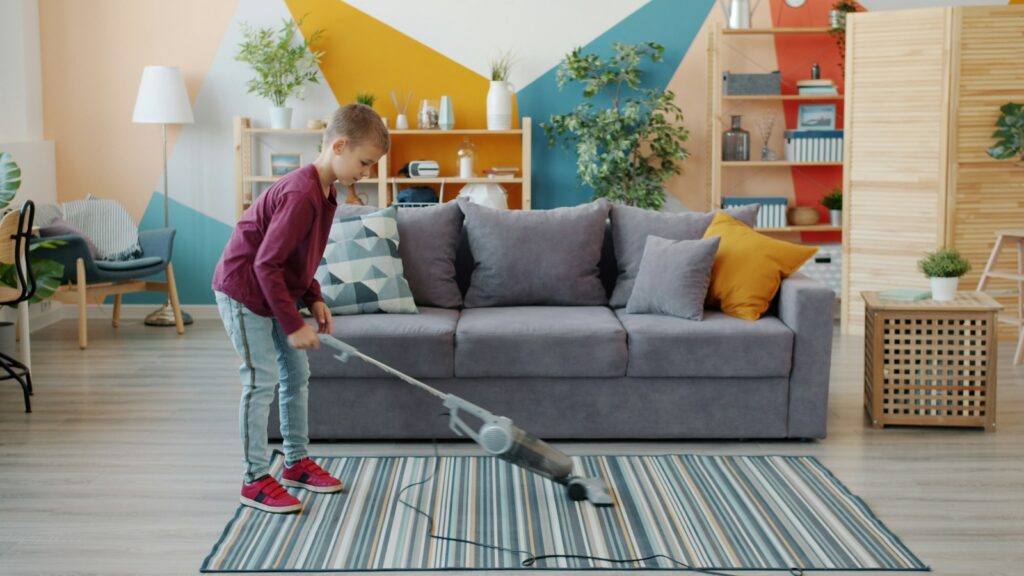 Familie mit Kindern beim gemeinsamen Putzen nach dem Wochenplan