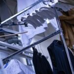 Wäscheständer mit aufgehängter Kleidung
