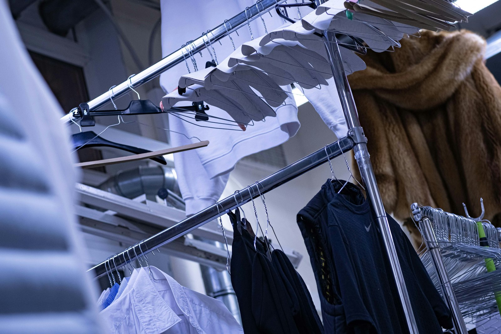 Wäscheständer mit aufgehängter Kleidung
