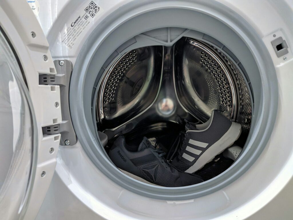 Herausgezogene Einspülschublade einer Waschmaschine mit Waschmittelresten