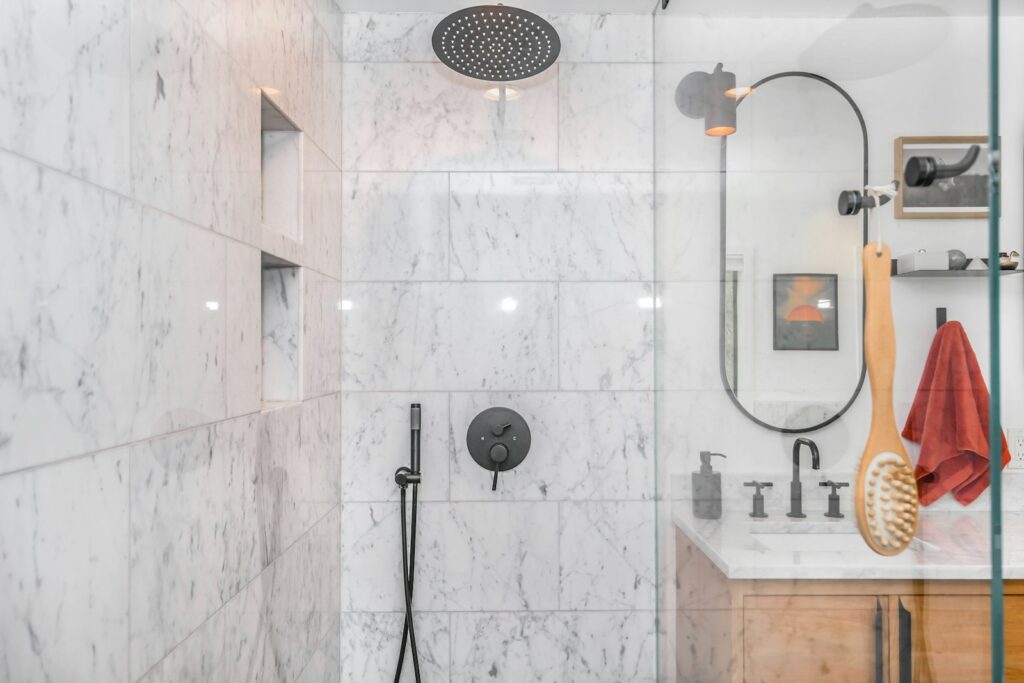 Sparduschkopf in der Dusche hilft beim Wasser sparen im Bad